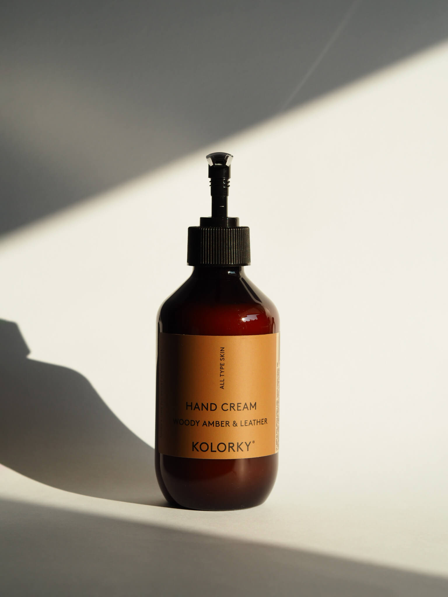 KÉZKRÉM, fás borostyán és bőr, 270 ml